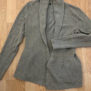 Finare ”kofta”/stickad kavaj - Väldigt fin och bekväm, En ”finare kofta”. Aldrig använd. Figursydd och ger en fin form.