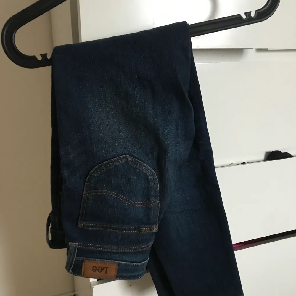 Ett par blå jeans från Lee. Modellen är tajt med en normalhög midja. Är för liten för mig så kommer inte till användning. Nypris 1000. Jeans & Byxor.