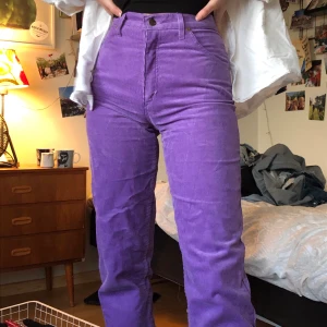 💜lila manchesterbyxor💜 - 💜💓 Skitsnygga vintage manchesterjeans från 70-talet köpta på en antikbutik. Passar en liten S raka hela vägen ner! 💓💜