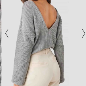 NA-KD tröja  - stickad tröja från nakd som är v-ringad i ryggen! använd fåtal gånger, köparen står för frakten💕🦋