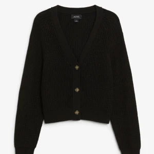 Cardigan/kofta - Säljer denna fina cardigan från Monki, då den ej kommer till användning. Skicket är helt nytt då prislappen fortfarande är kvar. Frakt tillkommer 💕💕