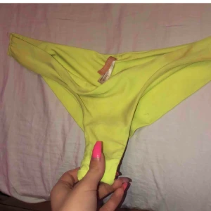 bikiniunderdel stl S/M - skitsnygg neongul bikiniunderdel från nelly i stl S men skulle mer säga att den passar en M eller en stor S. Dom är lite sandiga men annars hur fina som helst på! frakt på 22 kronor tillkommer