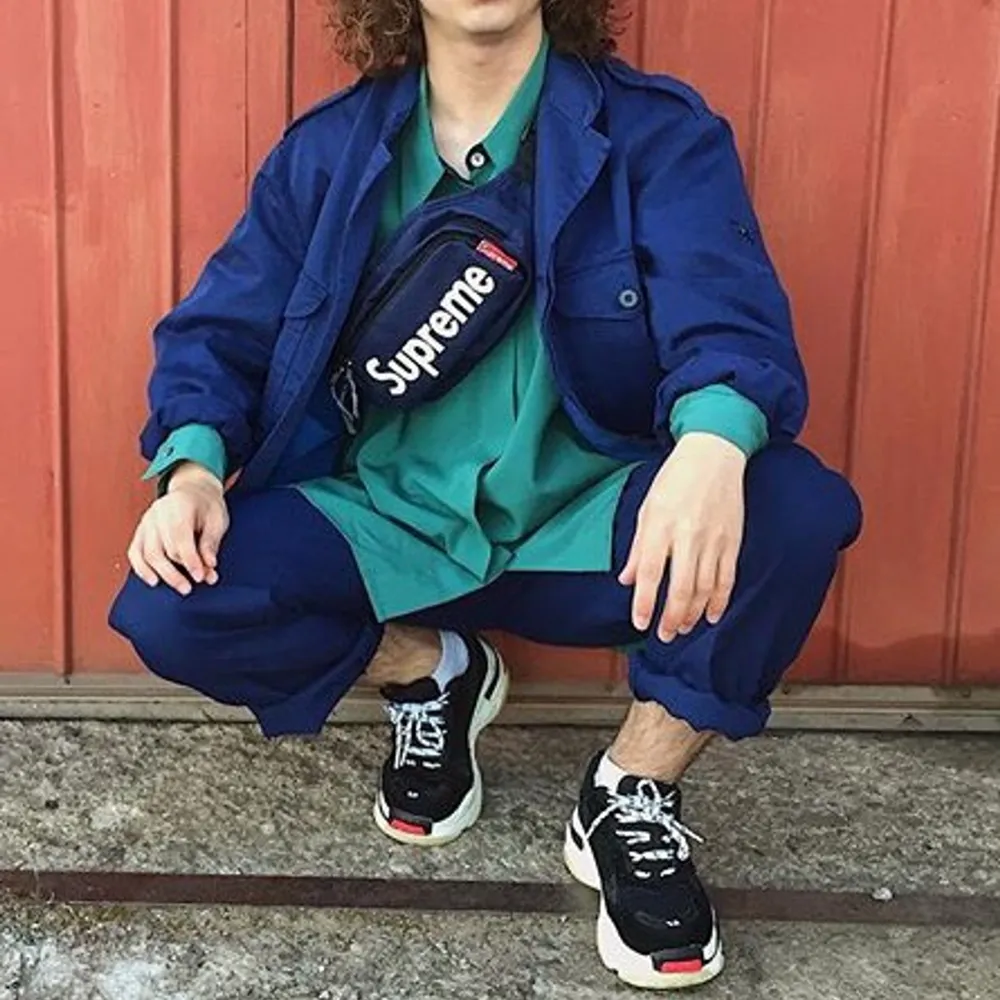 Oäkta Balenciaga sneakers inköpta i Sydkorea, bra kvalite med tanke på att de inte är äkta. Färgen är lite avskavd på vissa ställen, men de är i bra skick och absolut användbara. Storlek 38. (Har äkta balenciaga till försäljning!!!). 100 kr+frakt (66 kr).. Skor.