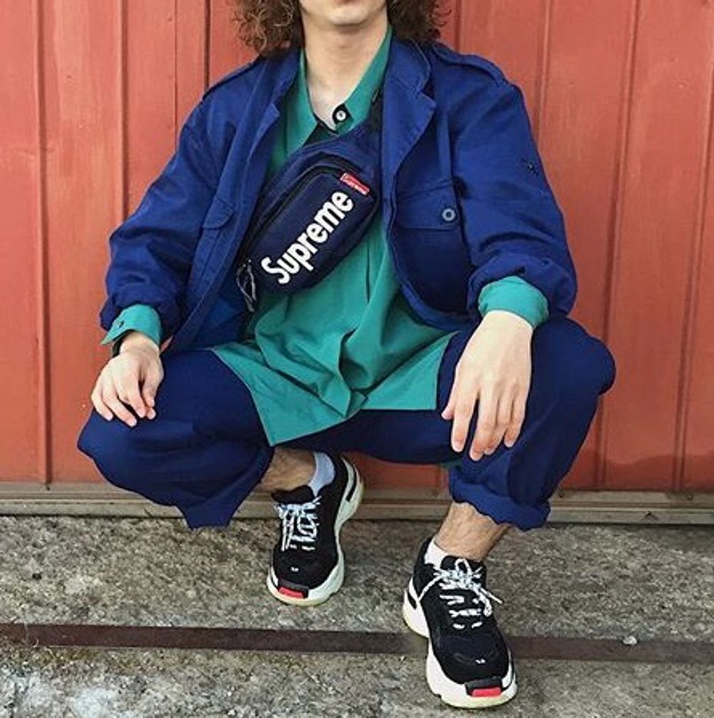 Oäkta Balenciaga sneakers inköpta i Sydkorea, bra kvalite med tanke på att de inte är äkta. Färgen är lite avskavd på vissa ställen, men de är i bra skick och absolut användbara. Storlek 38. (Har äkta balenciaga till försäljning!!!). 100 kr+frakt (66 kr).. Skor.