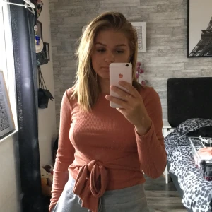 topp - aprikos topp med knyte, superskön💖💖