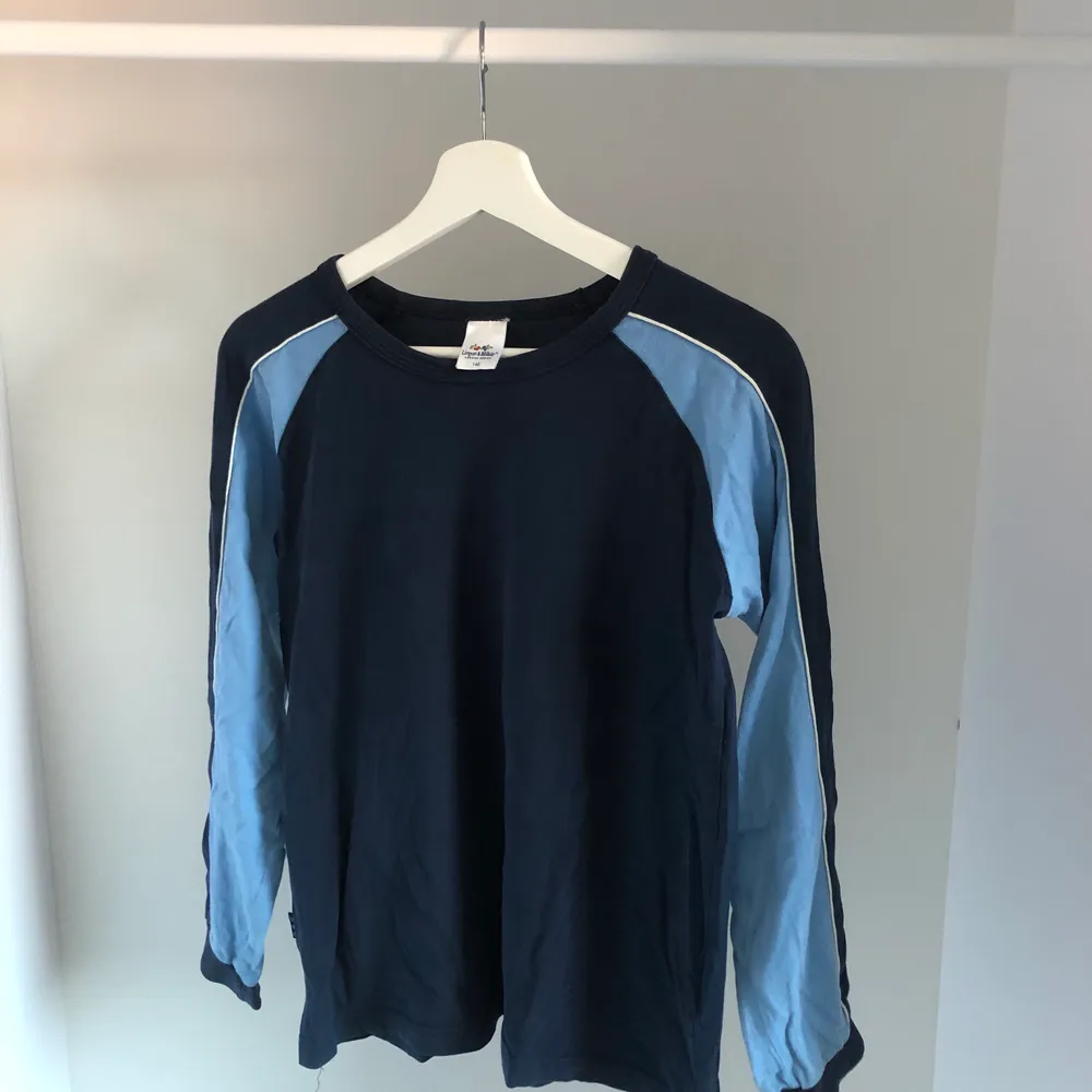 Superfin tröja från Lingon & Blåbär. Den är storlek 140 men sitter som en XS. Mörk - och ljusblå med vita detaljer. Köpt på plick och är sparsamt använd. Säljer pga den är för liten för mig😢100kr + frakt på 64kr. Tröjor & Koftor.