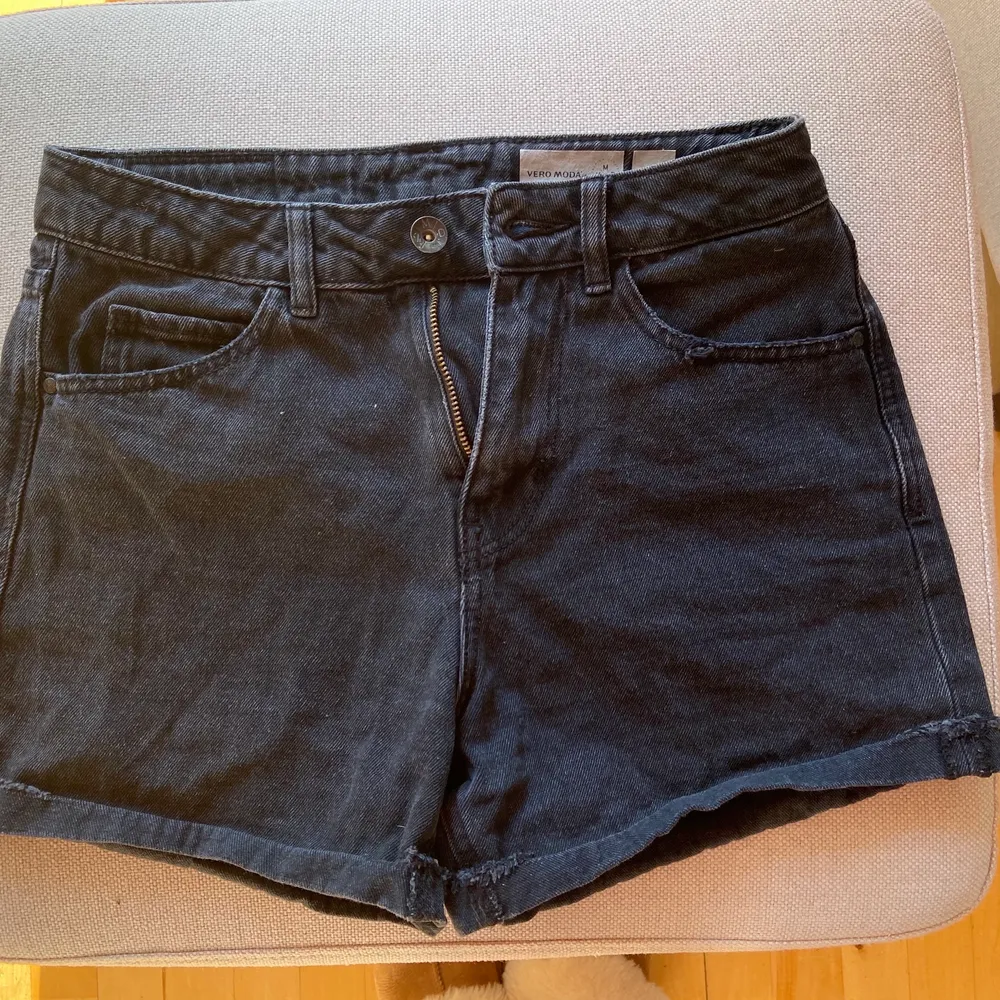 Svart/gråa jeans shorts från vero moda stl xs. Shorts.