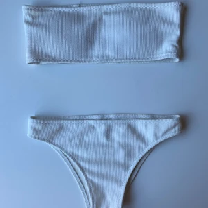Vit bikini - Oanvänd (bara testad) vit ribbad bikini från Zaful💗💗💞💕💕 Köpte för ca 3 år sedan och har inte kommit till användning eftersom den var lite för liten.