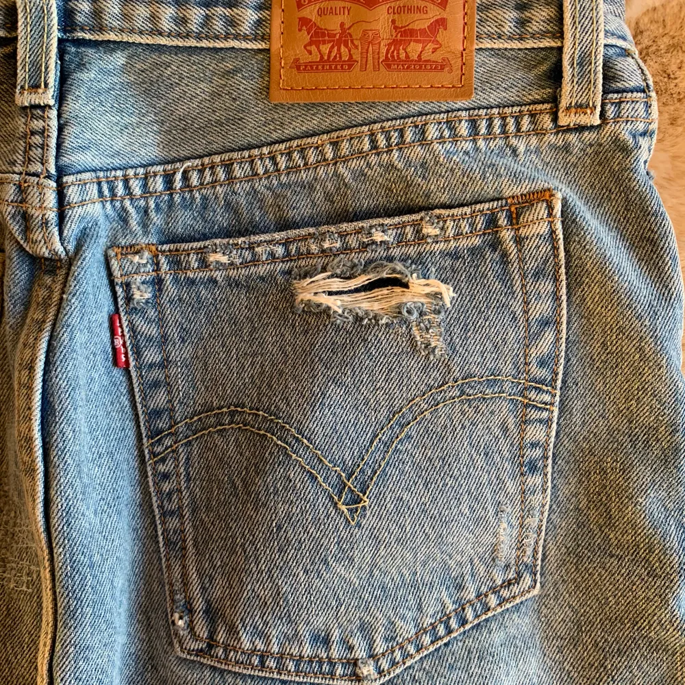 Nypris 649kr Levis kjol . Kjolar.