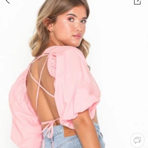 Uuursöt Nelly topp!! - Säljer denna sååå söta topp från Nelly som tyvärr inte satt lika bra på mig pga flr liten storlek, den är absolut Ny och aldrig använd, storlek S 💕💕💕💕 köpare står för frakt <3