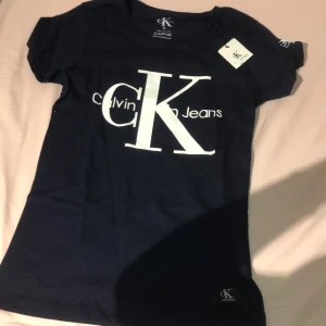Calvin Klein tshirt  - Den är blå, 100% cotton, ej använt, säljer den för att den passar ej mig