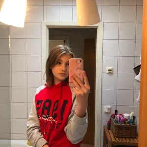 Hoodie med tryck! 🥰 - En hoodie i lättare material från Gina Tricot. Välanvänd men fortfarande i god kvalitet! Frakt tillkommer på 40 kr. BETALNING SKER VIA SWISH
