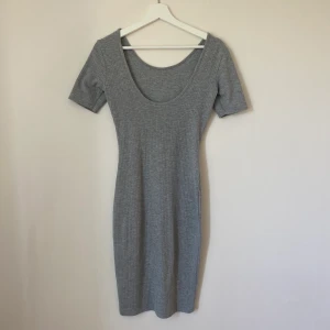 Klänning - Ribbad klänning som går ner till knäna ungefär (jag är 164 lång). Djup urringning på ryggen. Kan mötas i Örebro, annars står köparen för frakten🌸