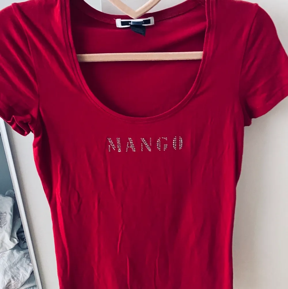 Mango T-shirt röd storlek small. T-shirts.