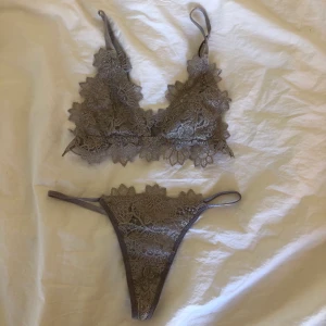 Underklädesset - Bralette och trosor från Nelly i grått, använt men fint skick. 