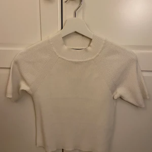 Polo tshirt - Fin polo tshirt från Bikbok i storlek M, mer som en S. Jättefin på🥺 60 kr ink frakt