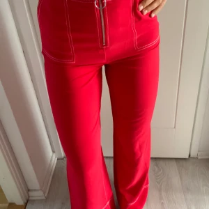 Na-kd röda kostym byxor  - Röda grymt snygga och sköna byxor från na-kd . Aldrig använda . Lapp kvar,  nypris 54 € köparen står för frakten , budgiving
