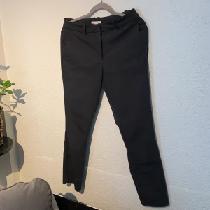 Kostymbyxor - Svarta ankellånga kostymbyxor, använda få gånger och i fint skick 