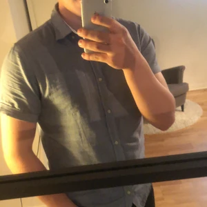 Jack & Jones skjorta - Säljer min Jack & Jones skjorta eftersom att den har blivit för liten för mig. Originalpris ca 300kr. Möter gärna upp men kan frakta:) Flitigt använd men är i bra skick.