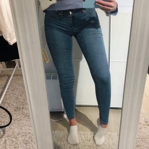 Stretchiga jeans från jena ”alex” modellen. Säljer pga kommer aldrig till användning. Nyskick. Möts upp i Jönköping annars står köparen för frakten.