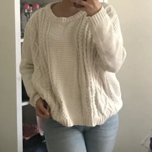 Monki stickad tröja  - Oversized vit tjock stickad tröja, använd några gånger men fortfarande i fint skicka. Inga skador. 