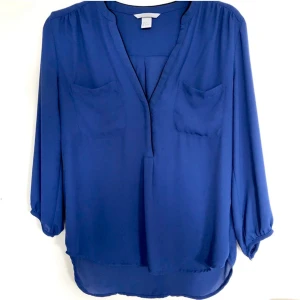 Koboltblå Blus V-ringad Storlek 38 - Superskönt tunt material. Vacker färg och väldigt fint skick! Fina detaljer på ärmarna💙