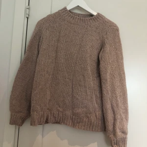 Stickad tröja - En glittrig tröja, använd fåtal gånger, köparen står för frakt📦 50kr eller högre bud.