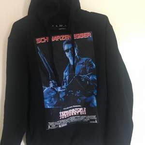 Skit snygg Hoodie från zara som inte har kommit till så mycket användning av mig. Bra skick!