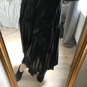 Lång plisserad kjol - En superfin kjol som funkar till allt, samt super bekväm! Frakten kommer att gå på 49kr✌🏻 säg till för fler bilder 