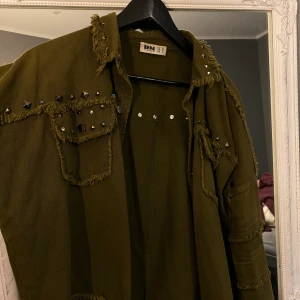 Jacka - As cool och trendig jacka från DM retro. Använd men är i gott skick. Storlek S. 