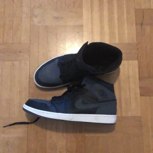 Air jordans strl 46 - Ett par Air jordans köpta från Jordans hemsida. Jättebra skick då de knappt är använda! De är ganska små i storleken då jag som har strl 43 ändå har kunnat ha dem. 