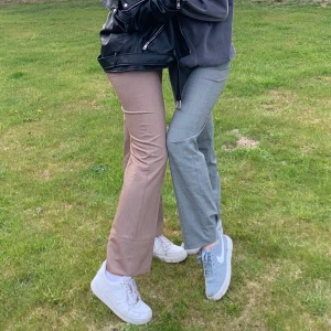 Nakd byxa - Super snygga beige byxor ifrån nakd. Slutsålda och jag är 176 cm och är lite för korta för mig. 🌷