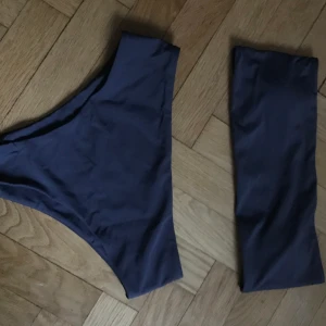 Bikini - Högmidjade bikini trosor med en bandu topp. Oanvänd och säljs för ej kommer till användning. 50kr + 39kr frakt 📦 