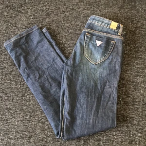 Guess jeans - Super snygga guess jeans och den är låg midjan och raka ben och jag har bara använt dom en gång och tyvärr så har dom blivit för små för mig frakt till kommer!