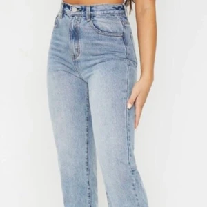 Jättesnygga bootcut jeans med slits  - Säljer nu vidare dessa oanvända jeans med slits. Jättesnygga men tyvärr inte min storlek. Från PrettyLittleThing men köptes nyligen här på plick! 
