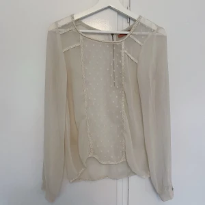 Vit blus - Vit blus. Använd fåtal gånger. Köparen står för frakt.