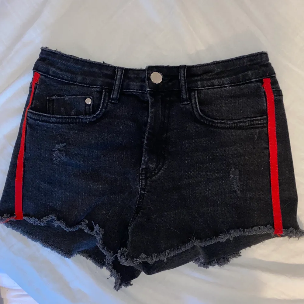 Säljer dessa jeansshorts ifrån Zara. Aldrig använda och är väldigt fina☺️. Shorts.