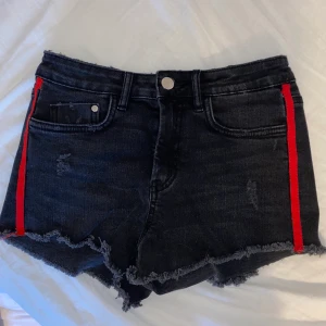 Zara jeansshorts  - Säljer dessa jeansshorts ifrån Zara. Aldrig använda och är väldigt fina☺️