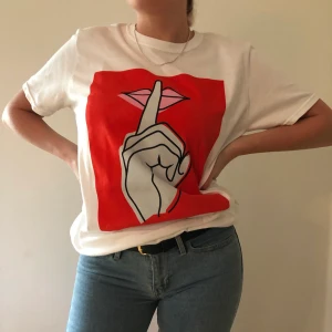 Supersnygg tshirt i strl S - Jättefin oversized tshirt från märket Reclaimed Vintage beställd från Asos. Storlek S men passar XS-M skulle jag säga. Säljs pga flyttresning. 🥰🥰 Buda från 100kr. Högsta bud: 120kr + frakt