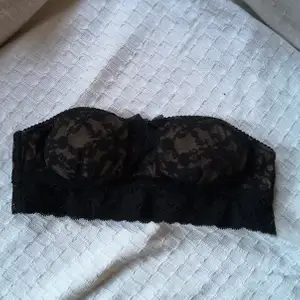 Söt bandeau-bh från Vero Moda strl S, knappt använd. Passar A-B kupa, är ca 62cm runt, lite stretchig. Kan posta som brev för 15kr.