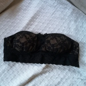 Veromoda BH strl S - Söt bandeau-bh från Vero Moda strl S, knappt använd. Passar A-B kupa, är ca 62cm runt, lite stretchig. Kan posta som brev för 15kr.