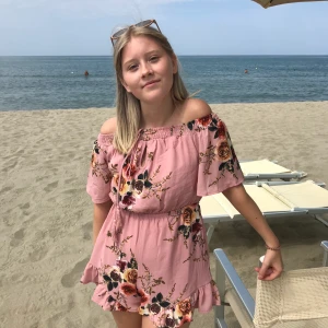 Blommig Playsuit! - Blommig playsuit från madlady. Använd 1 gång vid fotografering men säljes pga för liten storlek. Originalpris 399. Pris kan prutas vid snabb affär💖