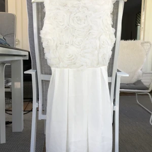 Vit klänning - Vit klänning från DM retro. Använd endast 1 gång. 