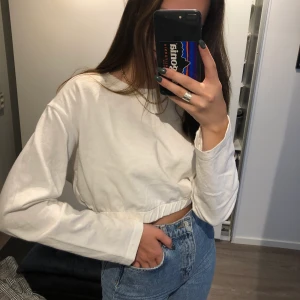 Weekday tröja - Weekday tröja, lite kortare med en liten resår i magen. Använd ca 1 gång, frakt tillkommer