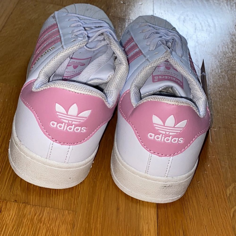 Adidas skor i storlek 40 passar som 39. Kostar 300kr. OanvĂ€ntđđ. Kan posta âșïž. Skor.