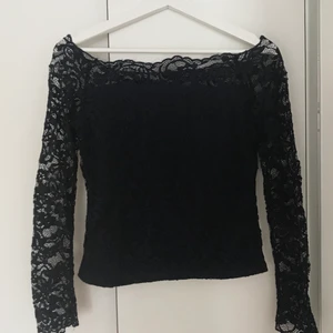 Topp - Marinblå långärmad topp med spets.