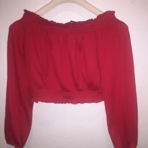 Röd topp - Kroppad röd långarmad tröja, lite fluffigare stuk. Fint skick och inte mycket använd. Storlek s🌸