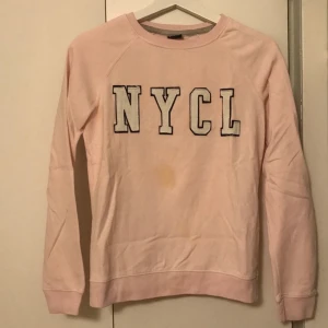 Sweatshirt - Ljusrosa sweatshirt. Förekommer en fläck. 