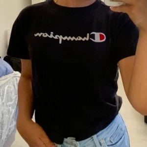 Champion t-shirt - Champion t-shirt i bra skick XS men passar också som S