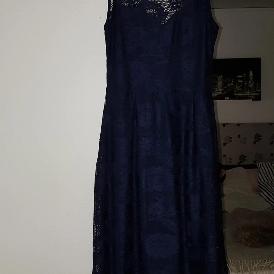 Mörkblå klänning i spets 